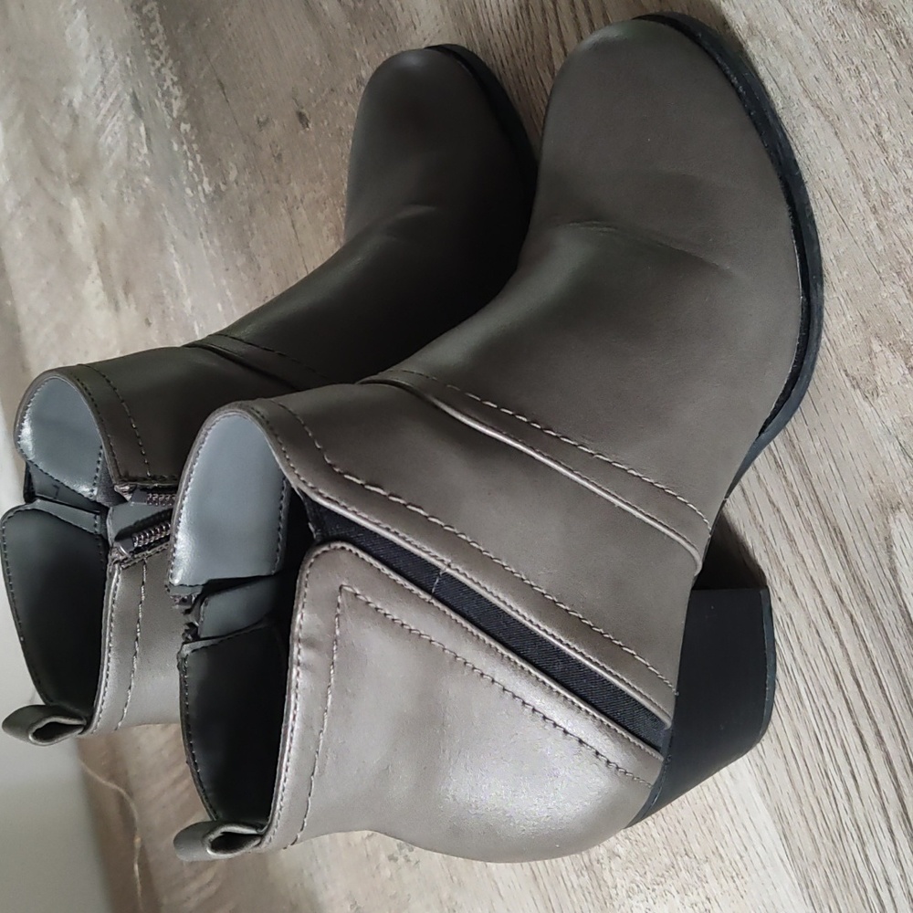 Dark grey boots with zippers!